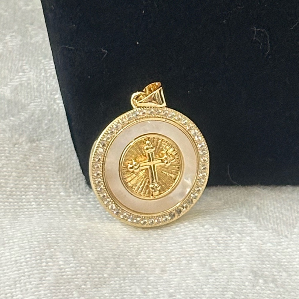 Circle cross pendant with Natural Shell in the center pendant for necklace